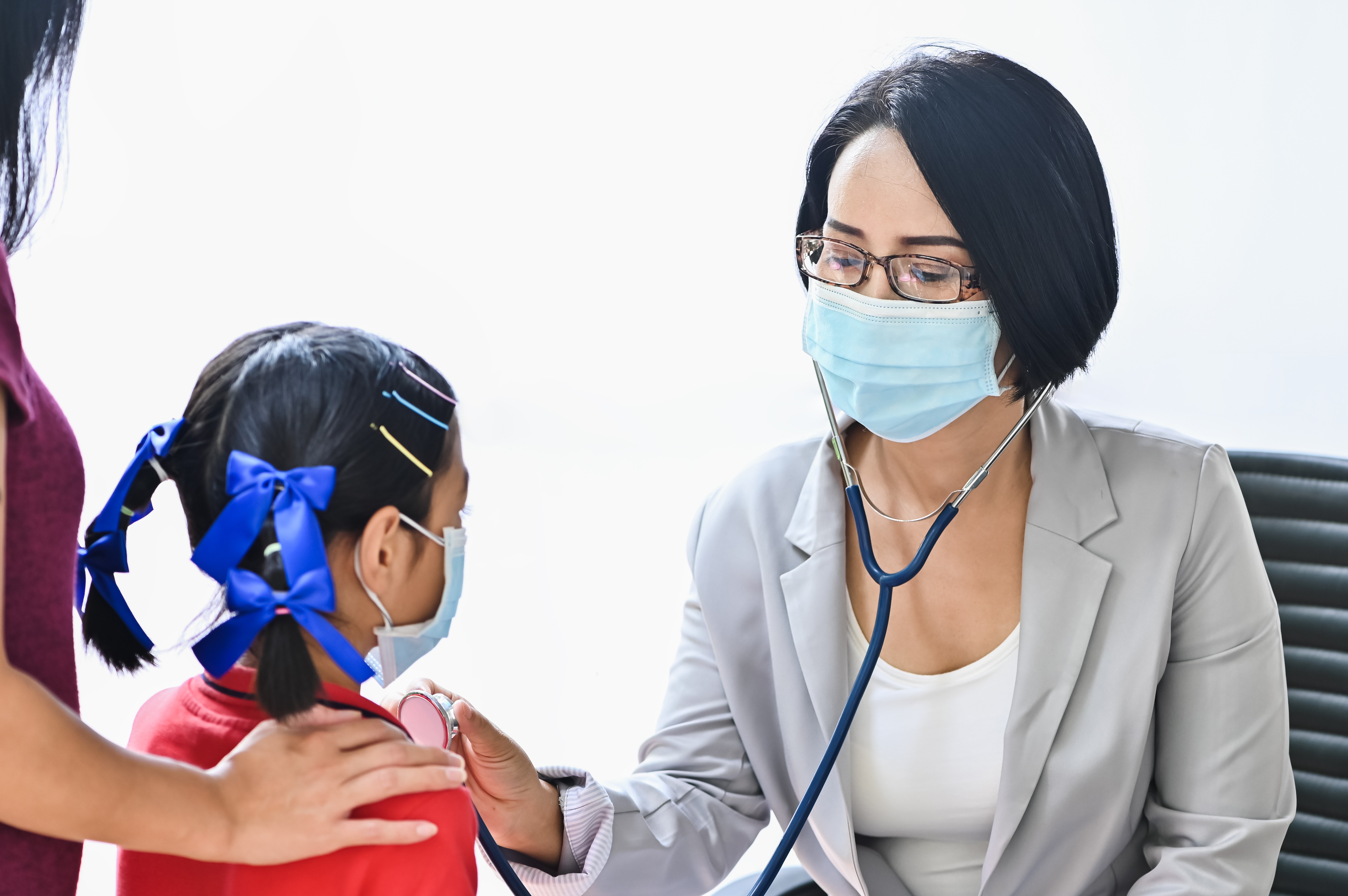 anak jatuh dari tempat tinggi, cara mengatasi anak jatuh, pertolongan pertama, tips aman untuk anak, gegar otak anak, Bunda, si Kecil